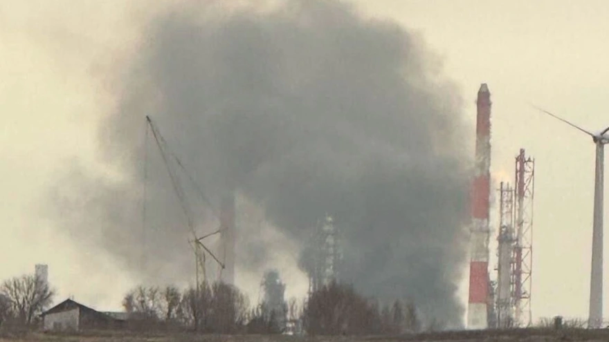 UAV tầm xa Ukraine tấn công nhà máy lọc dầu nằm sâu 1.400km bên trong Nga